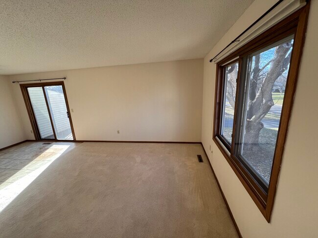 Building Photo - 5 Golden Oak Dr