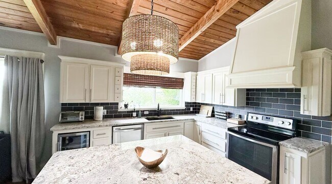 Building Photo - MOVE IN READY!!