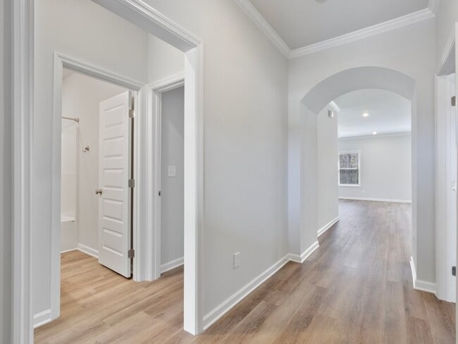 Building Photo - 210 Saddle St