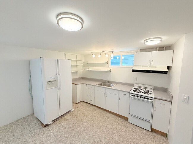 Building Photo - Charming Craftsman in Phinney Ridge - AVAILABLE NOW!