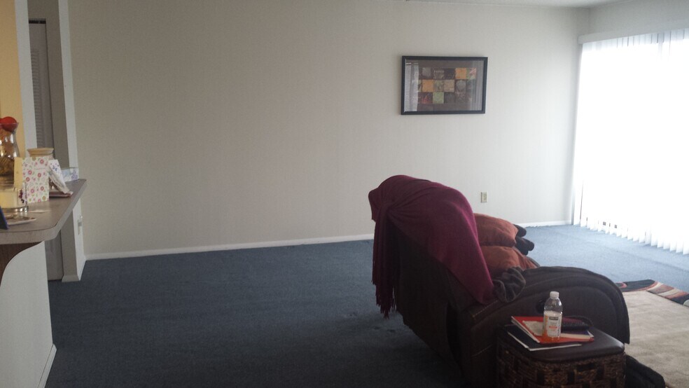 Living room - 806 Stratford Dr