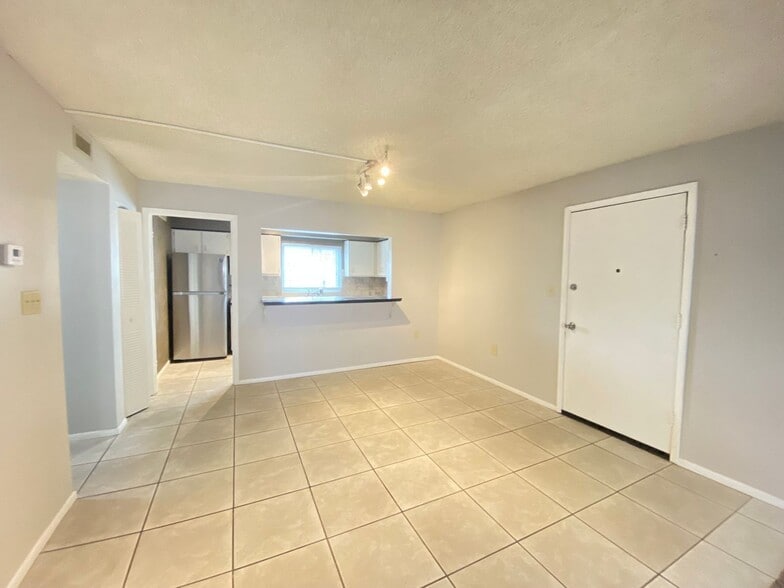 Building Photo - 584 Orange Dr