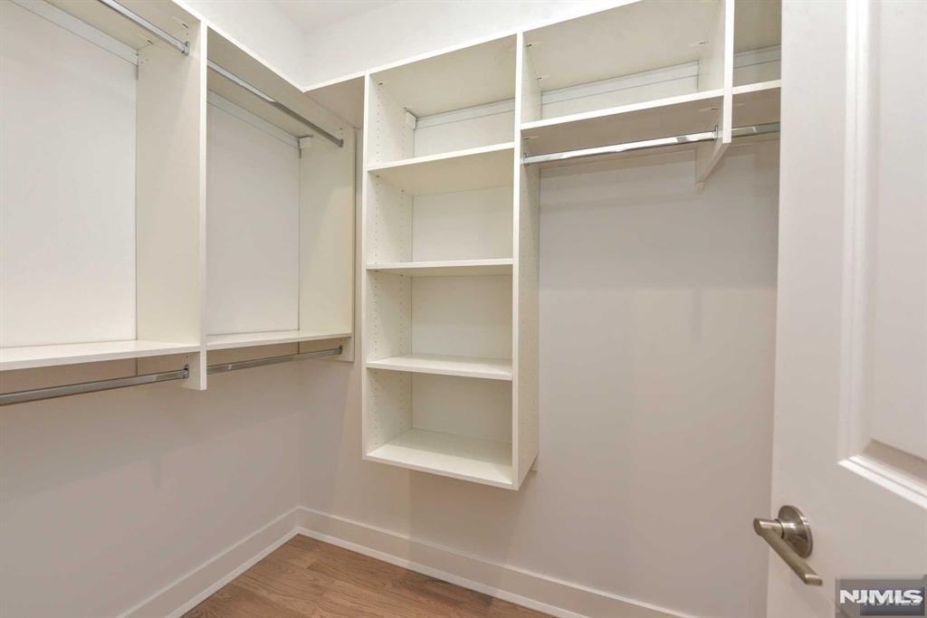 EN-SUITE WALK IN CLOSET - 234 Rivervale Rd