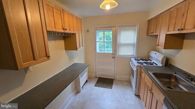Building Photo - 6148 Parkway Dr