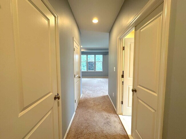Building Photo - Exquisite Brambleton Living: A Spacious Fa...