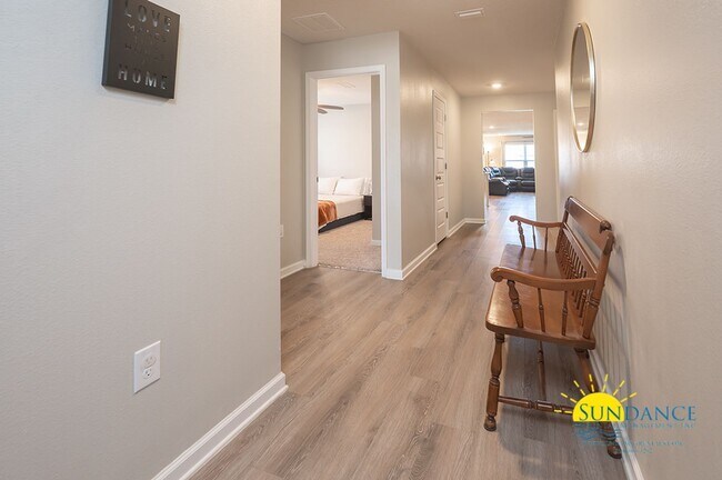 Building Photo - Stunning 4 Bedroom Home in Crestview! -Sol...