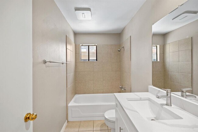 Building Photo - 712 Graham Pl
