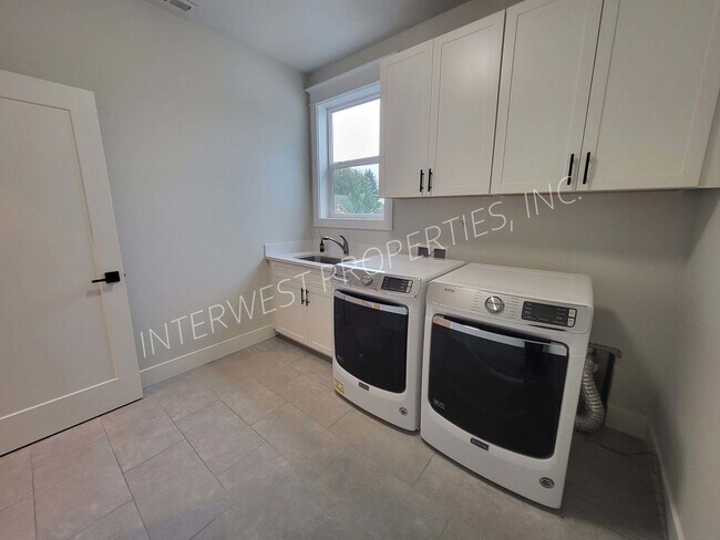 Building Photo - 4 bd 3.5ba dream home in the heart of the Woodlawn District w/Washer/Dryer, Garage & Gas Fireplace!
