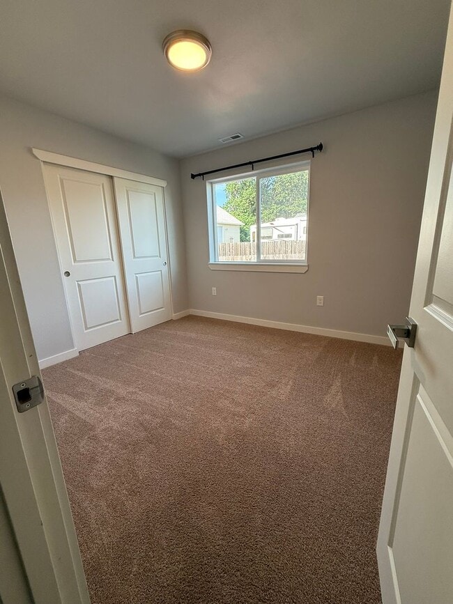 Building Photo - Gorgeous Pet Friendly Three Bedroom Lebano...