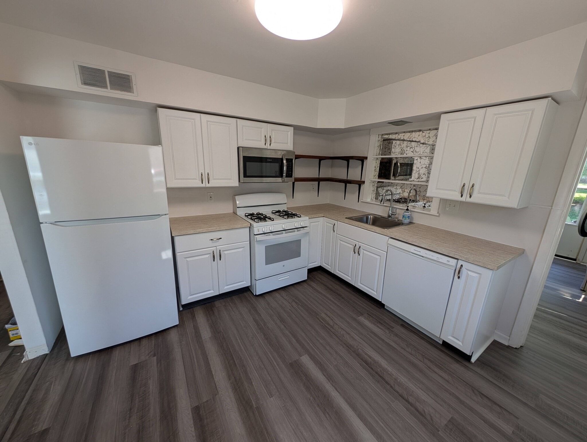 Building Photo - 8076 Lawrence Dr