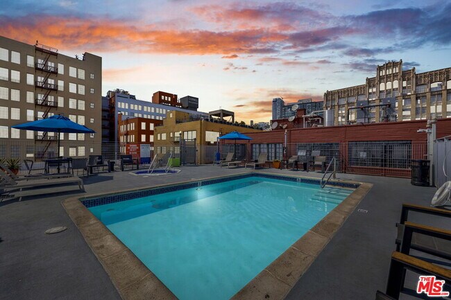 Building Photo - 315 E 8th St