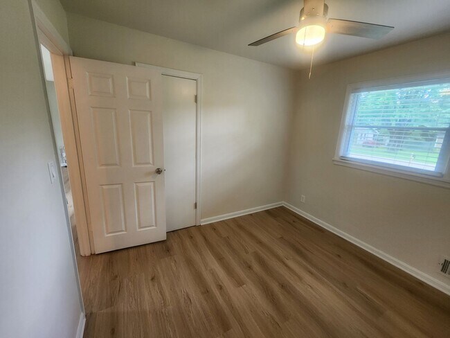 Building Photo - Beautiful and spacious 3 bedroom 1 bath ho...