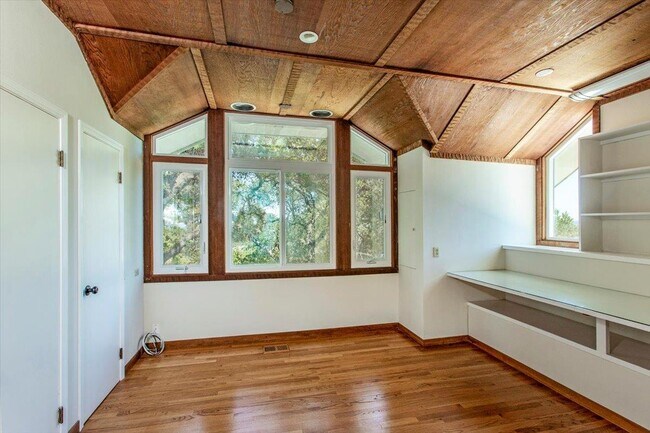 Building Photo - 13434 Old Oak Way