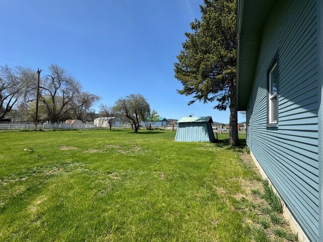 Building Photo - Adorable Renovated Farmhouse!