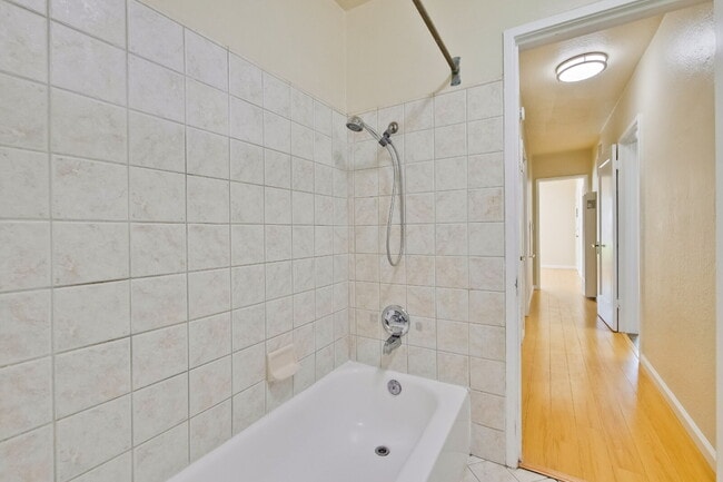Building Photo - Bright, Clean and Cozy 2BR, 1BA Single Fam...