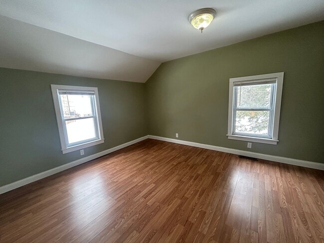 Building Photo - Charming Downtown Grove City Home