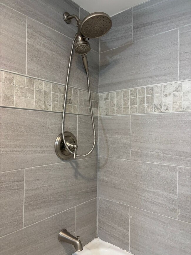 Building Photo - Spacious 3-Bedroom 2 Bath Home in Gary