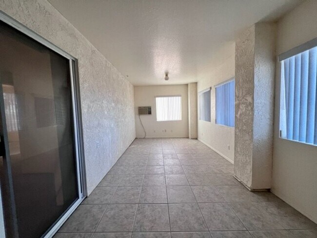 Building Photo - Silver Sands Community Home with fenced Yard 2BR plus bonus area