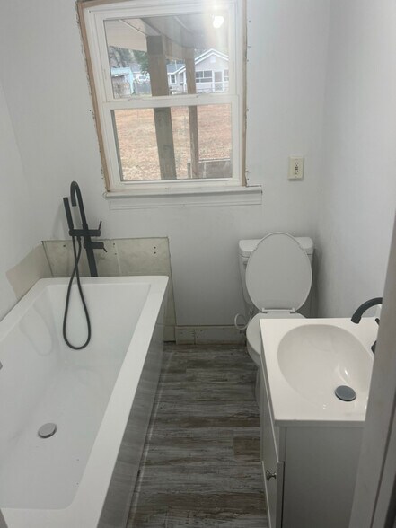 Building Photo - 115 Gates St