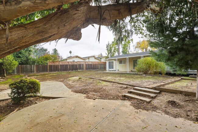 Building Photo - 20161 Cherry Ln