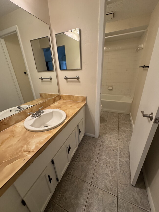 Building Photo - 4 bedroom 3 full bath home for rent in man...