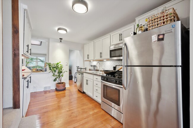 Kitchen 2 - 923 N Lawrence St