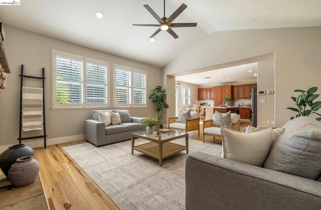 Building Photo - 822 Shasta Daisy Dr