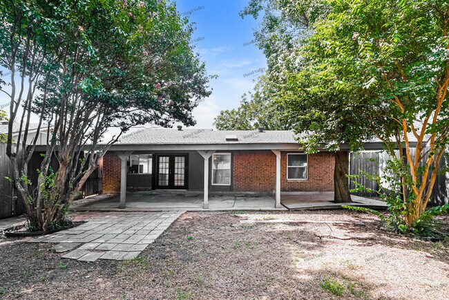 Building Photo - 606 E Springdale Ln