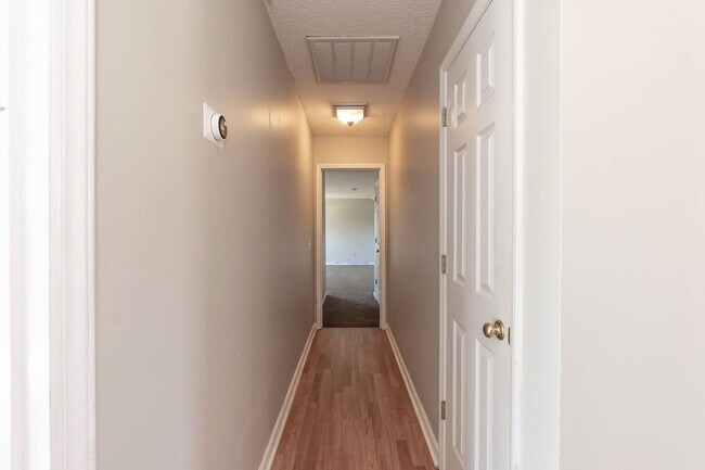 Building Photo - Large Three Bedroom Home!