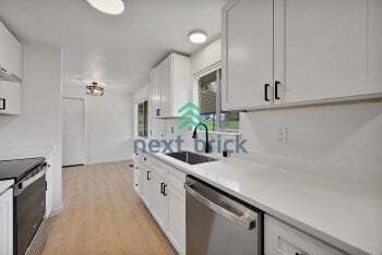 Building Photo - Charming Single-Story Retreat in a Quiet Kent Neighborhood!