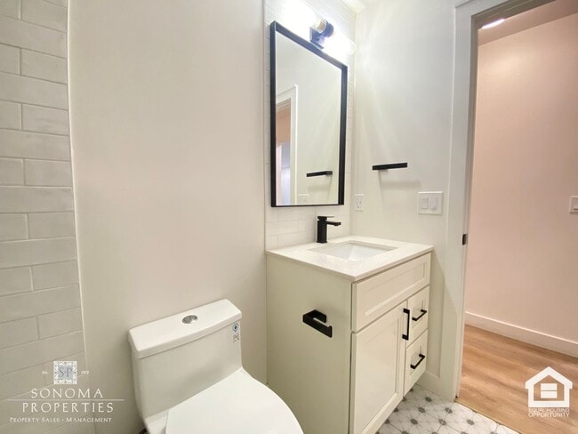 Building Photo - ***PRICE REDUCTION*** Modern Downstairs 2-...