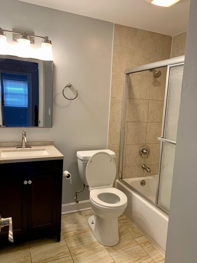 Building Photo - 822 Colonial Dr
