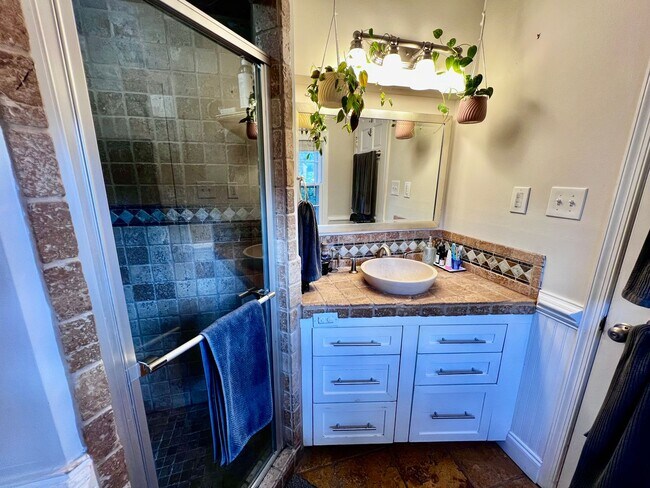 Building Photo - Love Where You Live in Lake Shores!