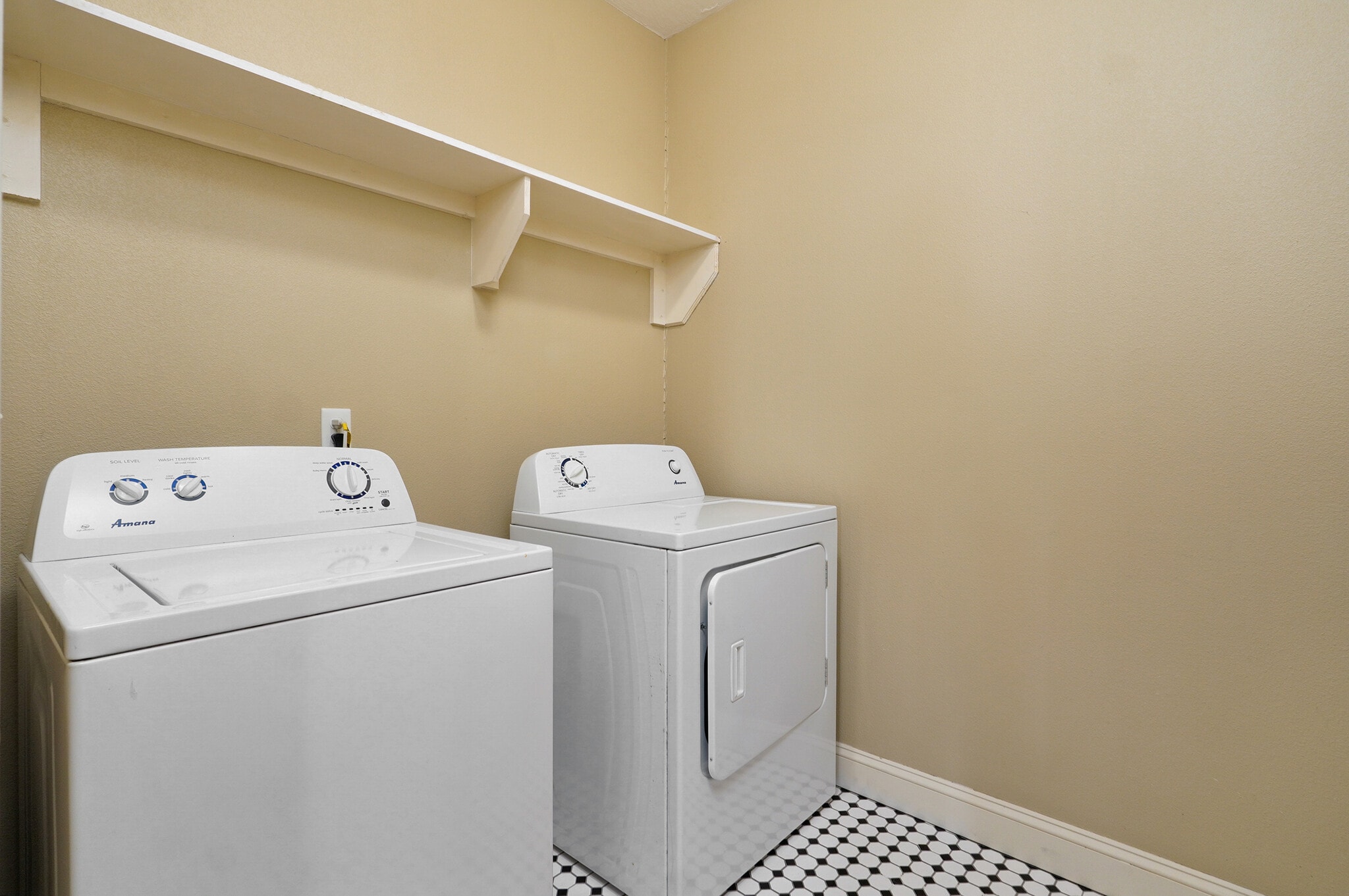 Building Photo - 1046 E Walnut St