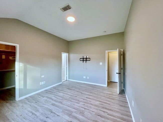 Building Photo - 6935 Creek Village Dr