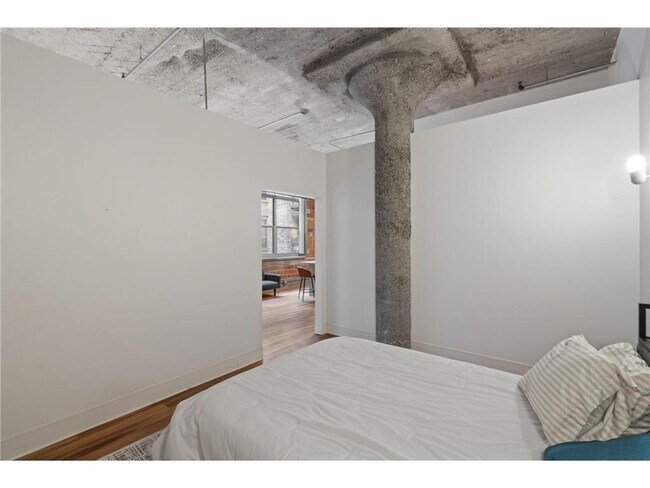 Building Photo - 521 S 7th St