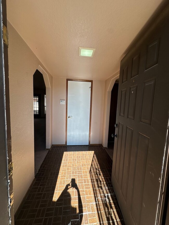 Building Photo - Cute 2 bedroom, 2 bathroom home with firep...