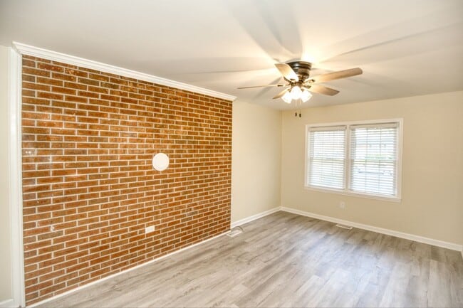 Building Photo - Great Location in Williamsburg!