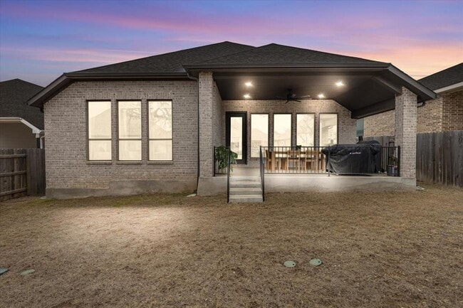 Building Photo - 557 Jefferson Dr