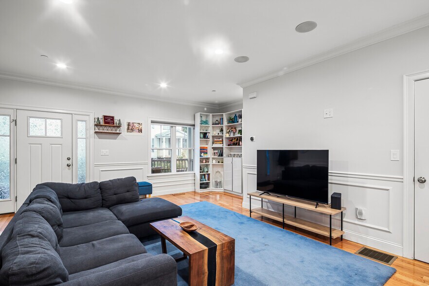 Building Photo - 266 Lamartine St