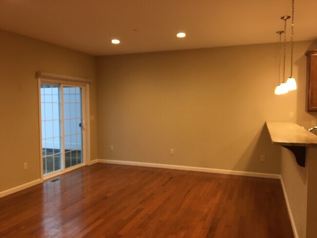 Building Photo - 3 Bedroom, 3 1/2 Bath Condo