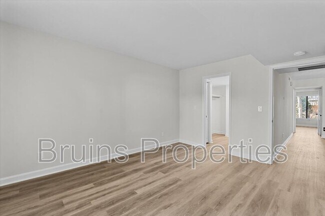 Building Photo - 1522 Benjamin Pkwy