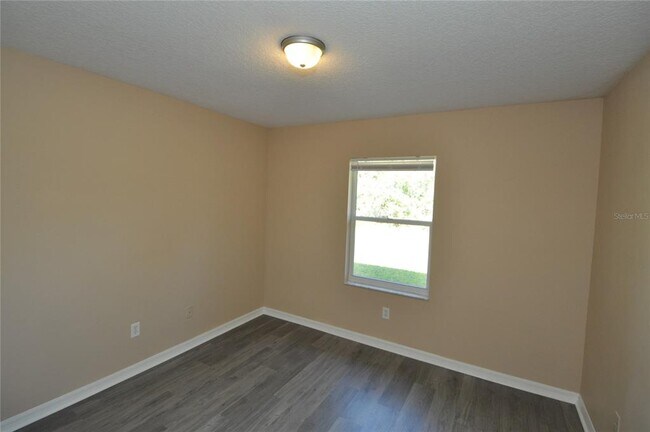 Building Photo - 23 Primrose Ln