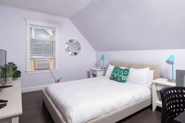 Building Photo - 22 Thurman St