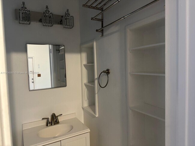 Building Photo - 340 Mendoza Ave