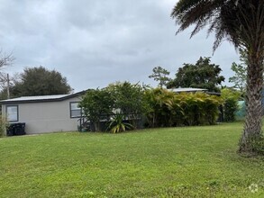 Building Photo - 3/2 Large manufactured home on huge lot**