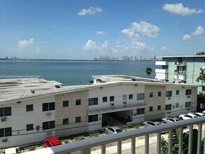 Building Photo - 1801 S Treasure Dr