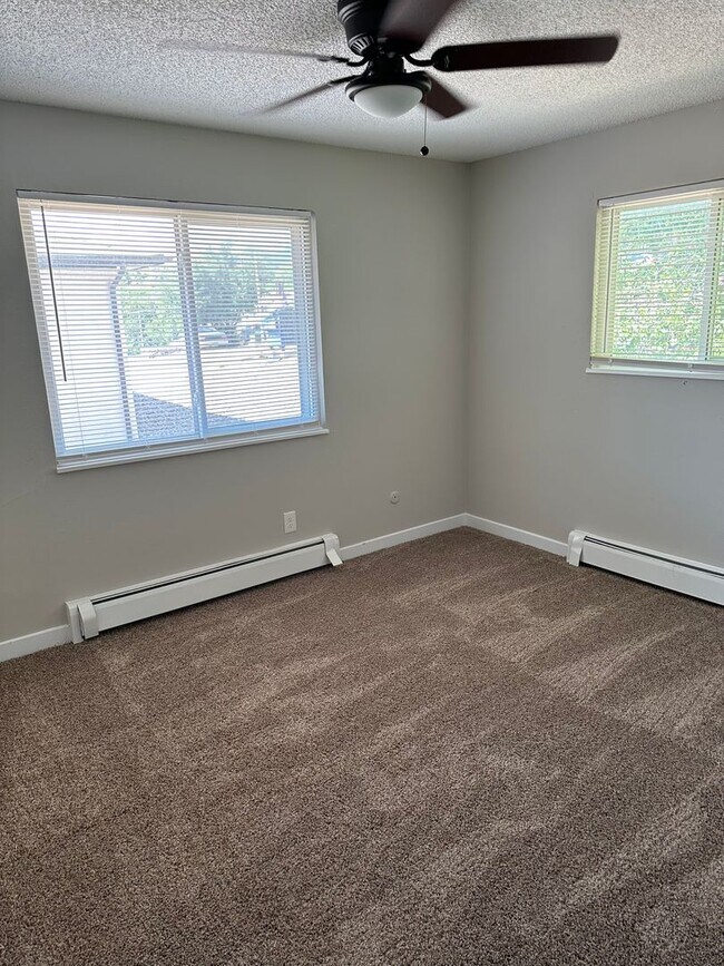 Building Photo - 2915 Straus Ln