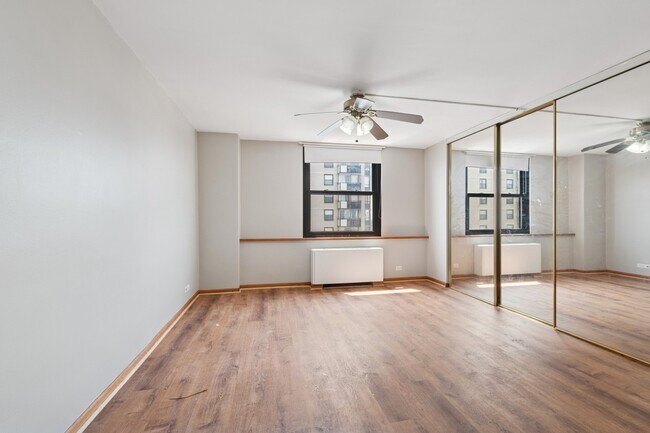 Building Photo - 5701 N Sheridan Rd