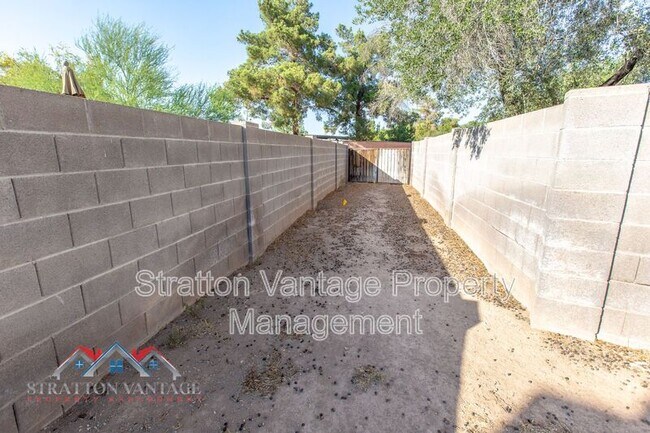 Building Photo - 704 E La Jolla Dr